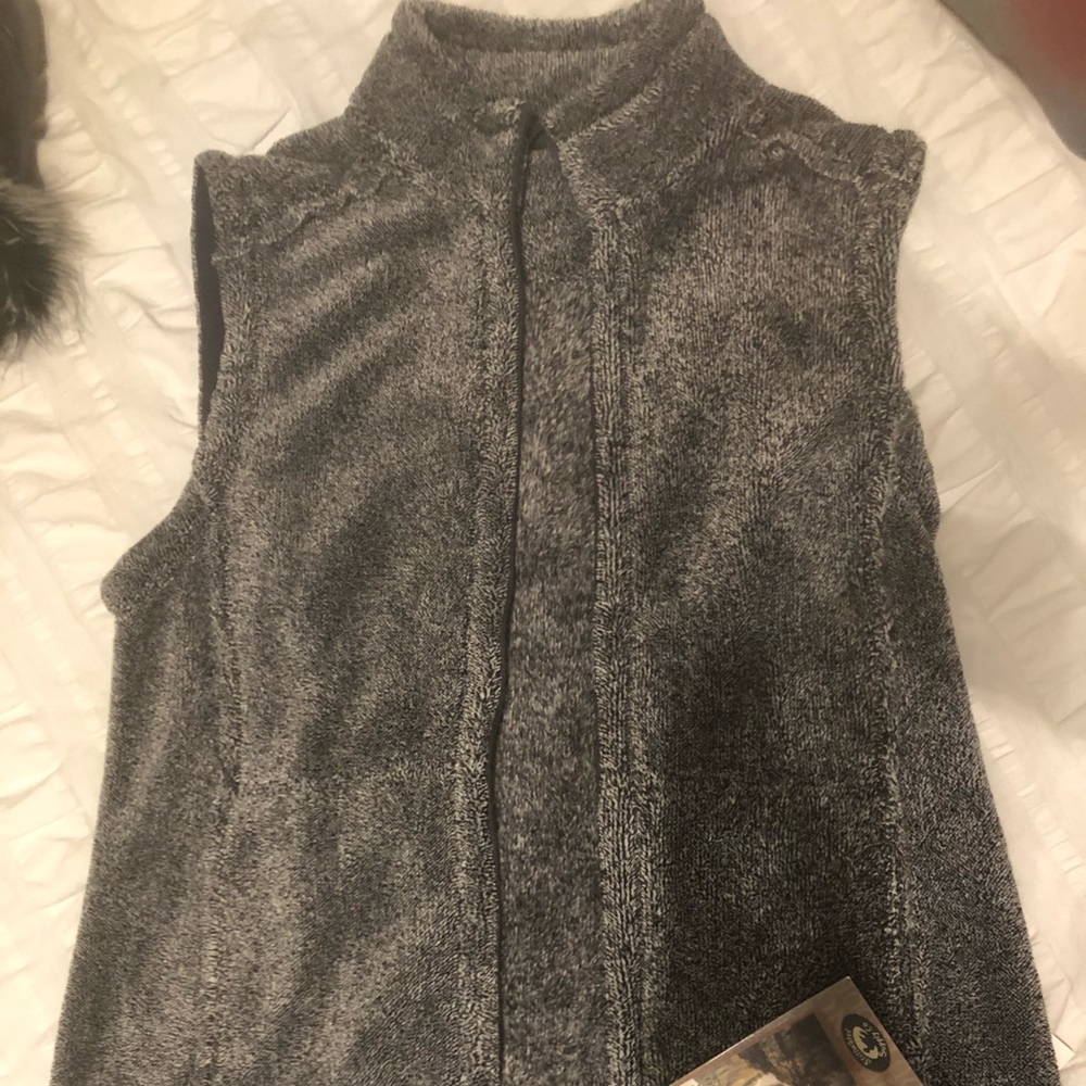 Black/white sleeveless vest
